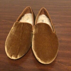 BIRDIES Tan velvet slip on shoes with faux fur foot bed SZ 7.5
